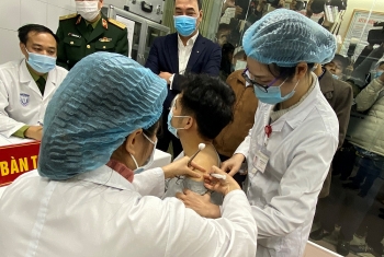 vaccine covid 19 viet nam da duoc tiem thu nghiem cho 3 tinh nguyen vien dau tien