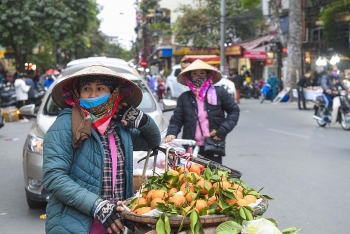 Người lao động tự do se sắt trong giá rét ở Hà Nội