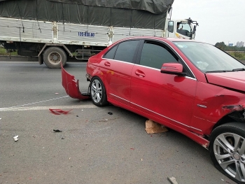 Hai chiếc Mercedes vỡ nát sau khi va chạm trên cao tốc Hà Nội - Bắc Giang
