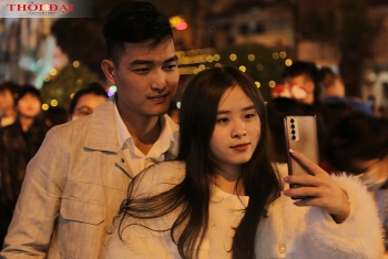 khong khi soi dong truoc giang sinh tran ngap duong pho ha noi