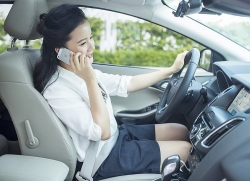 Mức xử phạt lái xe sử dụng điện thoại di động khi tham gia giao thông mới nhất năm 2020