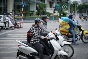 nguoi dan thu do bat ngo don khong khi lanh giua mua he