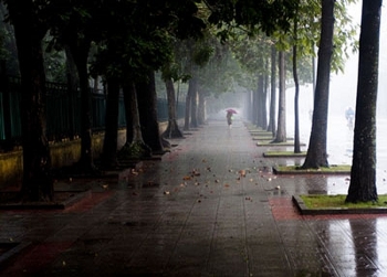 thoi tiet ngay mai 43 ha noi va trung bo tiep tuc mua rai rac