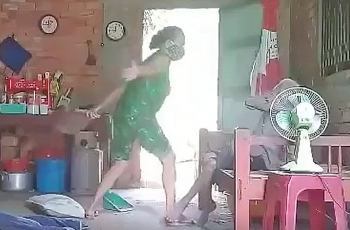 khoi to tam giam nguoi phu nu danh dap do rac len nguoi me gia