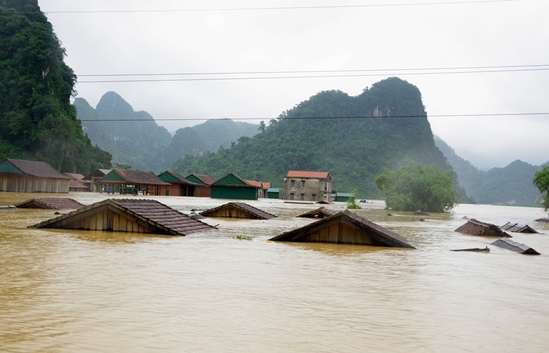 Miền Trung mưa triền miên không ngớt, hàng trăm ngôi nhà ngập sát nóc