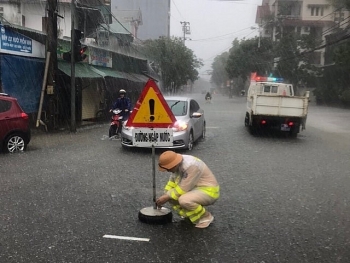 Hà Tĩnh: Nhiều tuyến đường bị ngập sâu, lốc xoáy làm tốc mái nhiều nhà dân