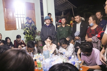 bac kan 27 hoc sinh bi lac trong rung khi di da ngoai