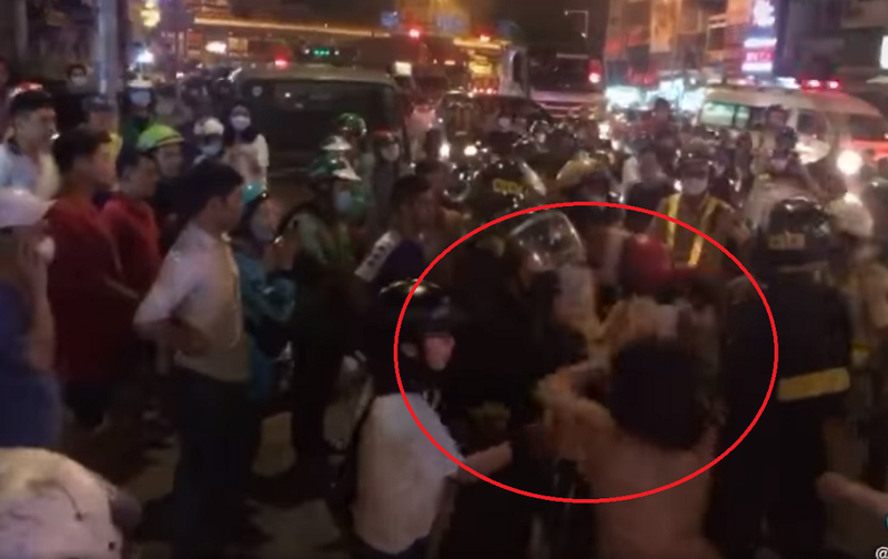 clip co gai danh csgt doi tha chong gay nao loan duong pho