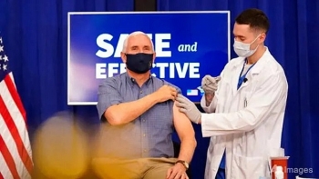 pho tong thong mike pence va phu nhan duoc tiem vaccine covid 19