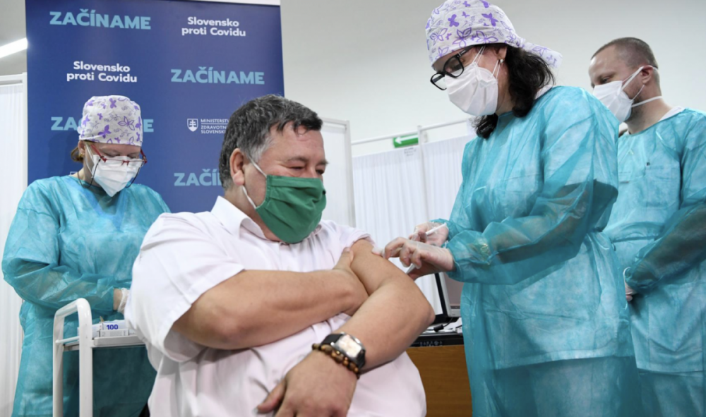 Hungary và Slovakia bắt đầu tiêm vaccine Covid-19