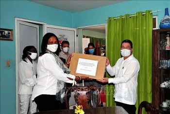 trao qua cho cac truong hoc mang ten nguoi anh hung viet nam tai cuba