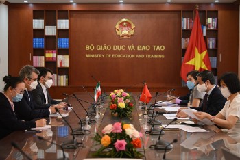 iran da cap nhieu hoc bong hoc tieng ba tu tai iran cho sinh vien viet nam