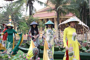 suc hut tu buoi trien lam sen trong doi song van hoa viet