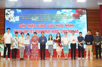 hai phong to chuc giao luu huu nghi tang qua cho sinh vien lao