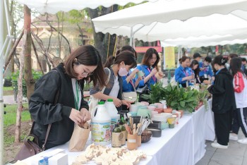 green life thu hut ban tre bang du an doi rac nhua lay qua