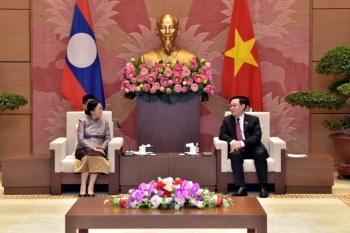 Chủ tịch Quốc hội Vương Đình Huệ tiếp Phó Chủ tịch nước Lào