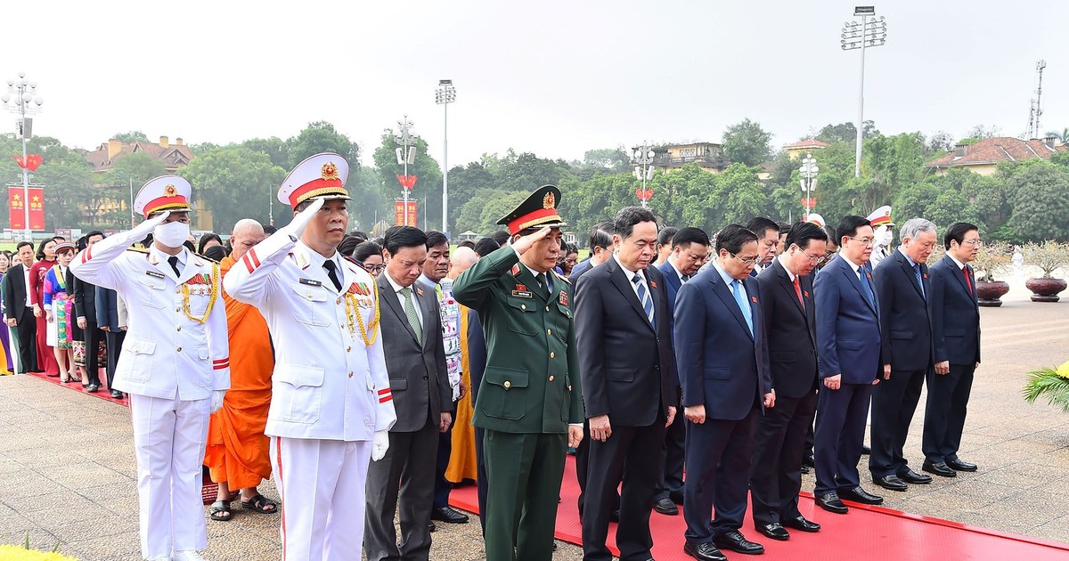 Các đại biểu Quốc hội vào Lăng viếng Chủ tịch Hồ Chí Minh