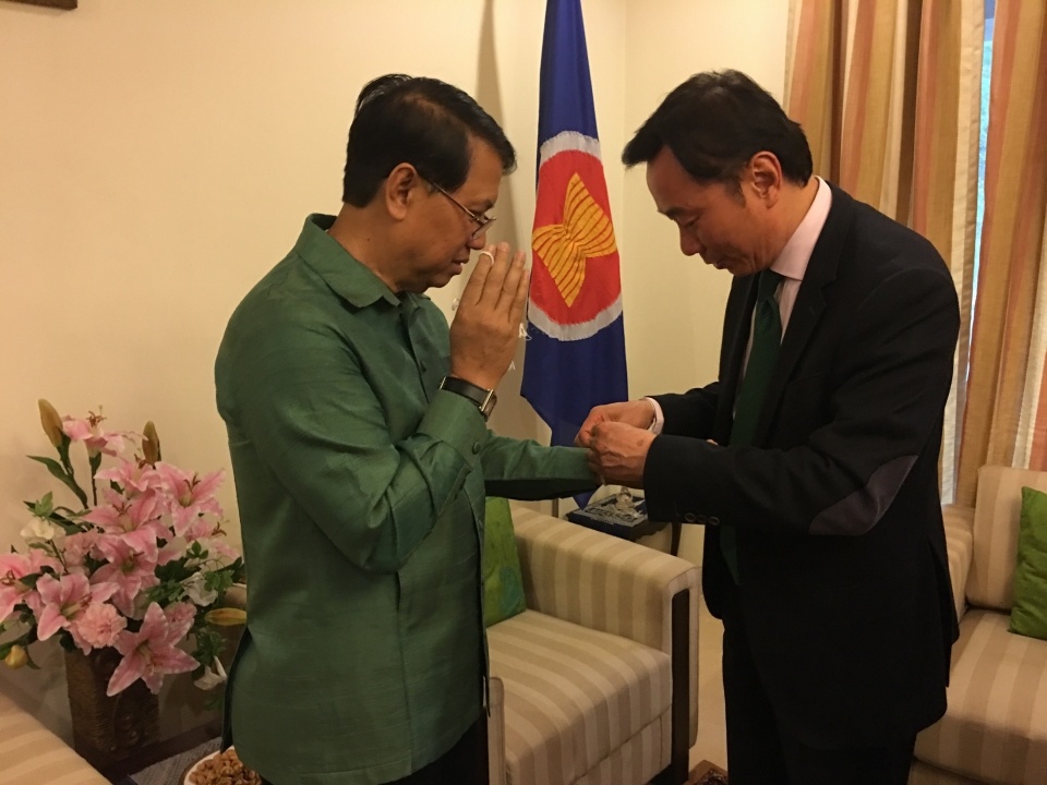 Cán bộ ngoại giao Việt, Lào “buộc chỉ cổ tay” trên đất Ấn