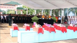 dua hai cot 17 liet si quan tinh nguyen hi sinh tai campuchia tro ve dat me