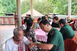 6.000 lượt người Campuchia được chăm sóc sức khỏe nhờ mô hình kết nghĩa cụm dân cư biên giới