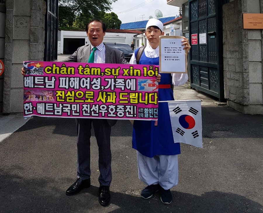 "Công dân danh dự" Seoul mang thông điệp xin lỗi cô dâu Việt tới ĐSQ Việt Nam