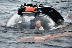 Ông Putin lặn xuống đáy biển tưởng niệm tàu ngầm chìm trong Thế chiến 2