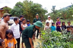 Huyện A Lưới (Thừa Thiên - Huế) tặng hơn 600 cây, con giống cho địa phương bạn Lào