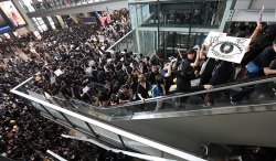 Hong Kong: Biển người biểu tình khiến hơn 180 chuyến bay bị hủy