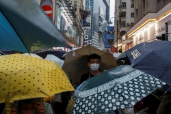 Hàng trăm nghìn người biểu tình Hong Kong tuần hành dưới mưa