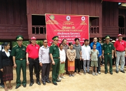 bien phong thua thien hue trao hai ngoi nha moi den voi ho ngheo tinh salavan lao