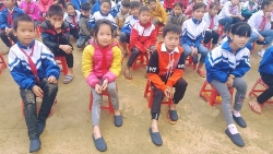 HKI trao 40.000 đôi giày vải cho trẻ em vùng khó khăn