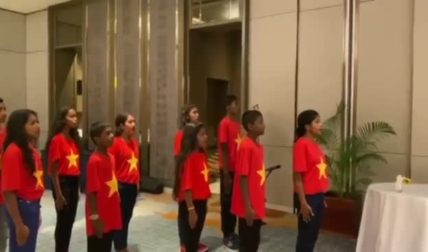 Trẻ em Sri Lanka hát Quốc ca bằng tiếng Việt