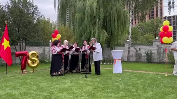 Những người bạn Ukraine hát accapella quốc ca Việt Nam