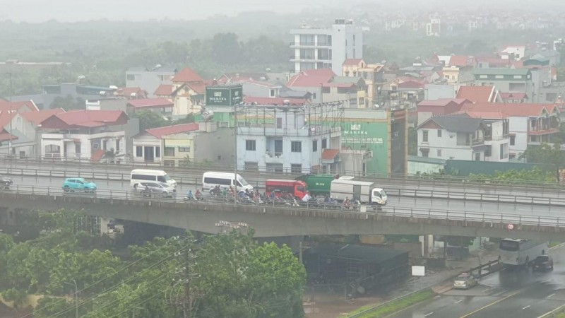 Ô tô chắn gió cho xe máy qua cầu trong cơn bão Yagi